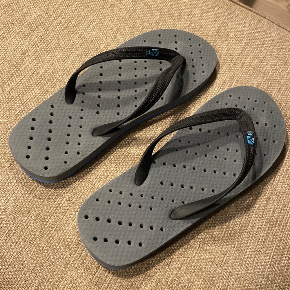 SHOWER SHOES thong flip flop sandals men’s 11/12 gray navy aqua flops - Picture 1 of 1
